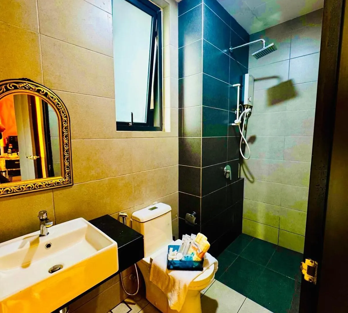 Stunning Sea & City View Apartment In George Town Jelutong Malezja